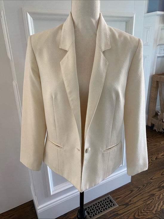 Lucia Jackets & Blazers - Vintage Tailored Cream Single-Button Blazer